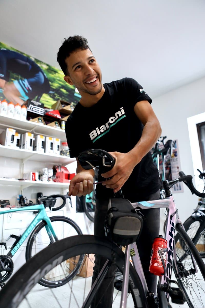 Two riders of the same height on different road frame sizes Two riders of the same height on different road frame sizes